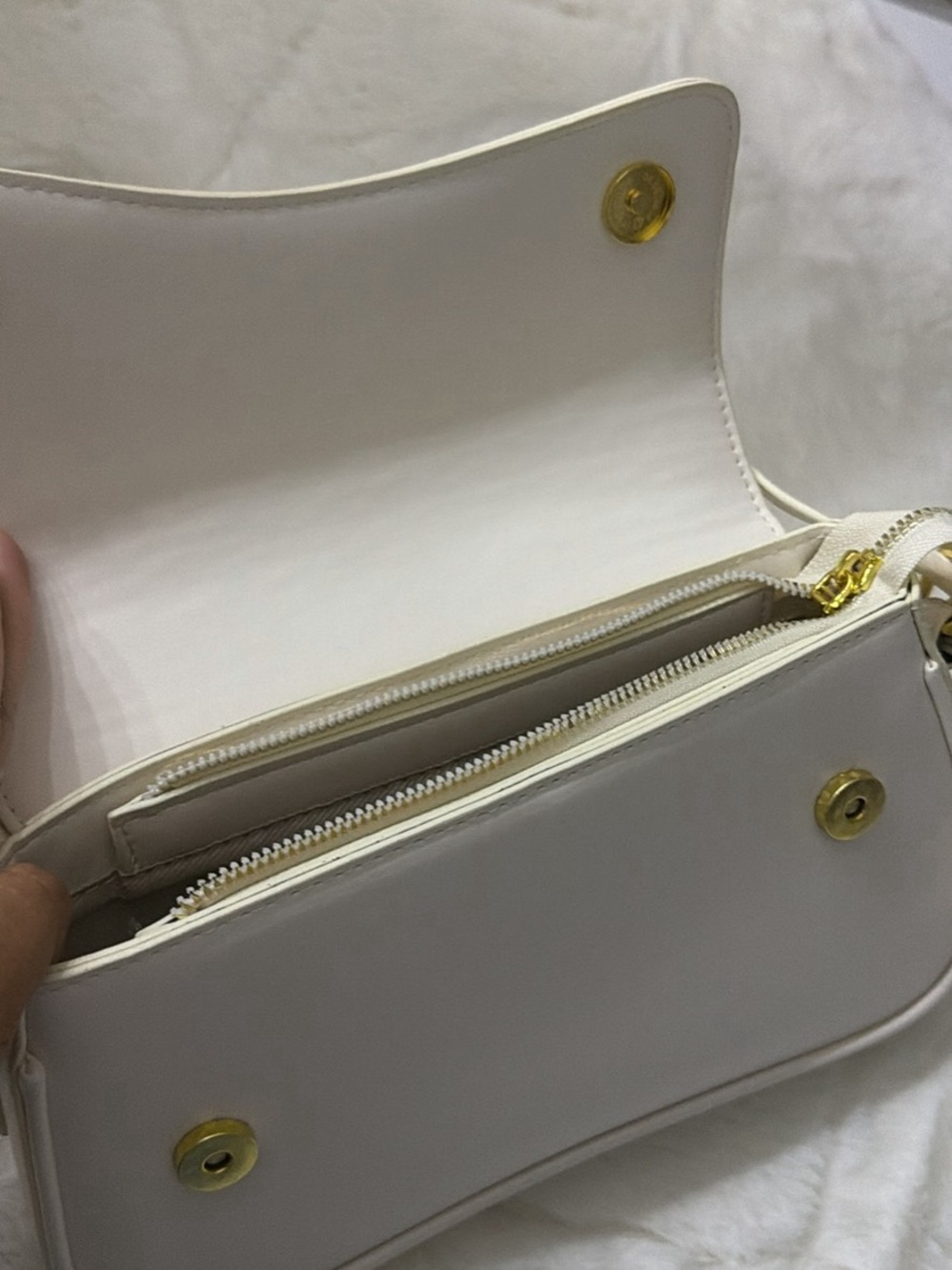 Elegant Cream Curved-Flap Shoulder Bag - Picture 3 of 3